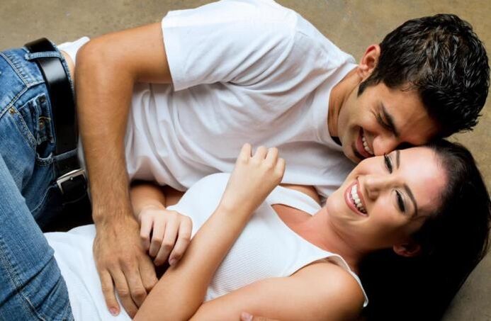 Мъж се вълнува от докосване на момиче